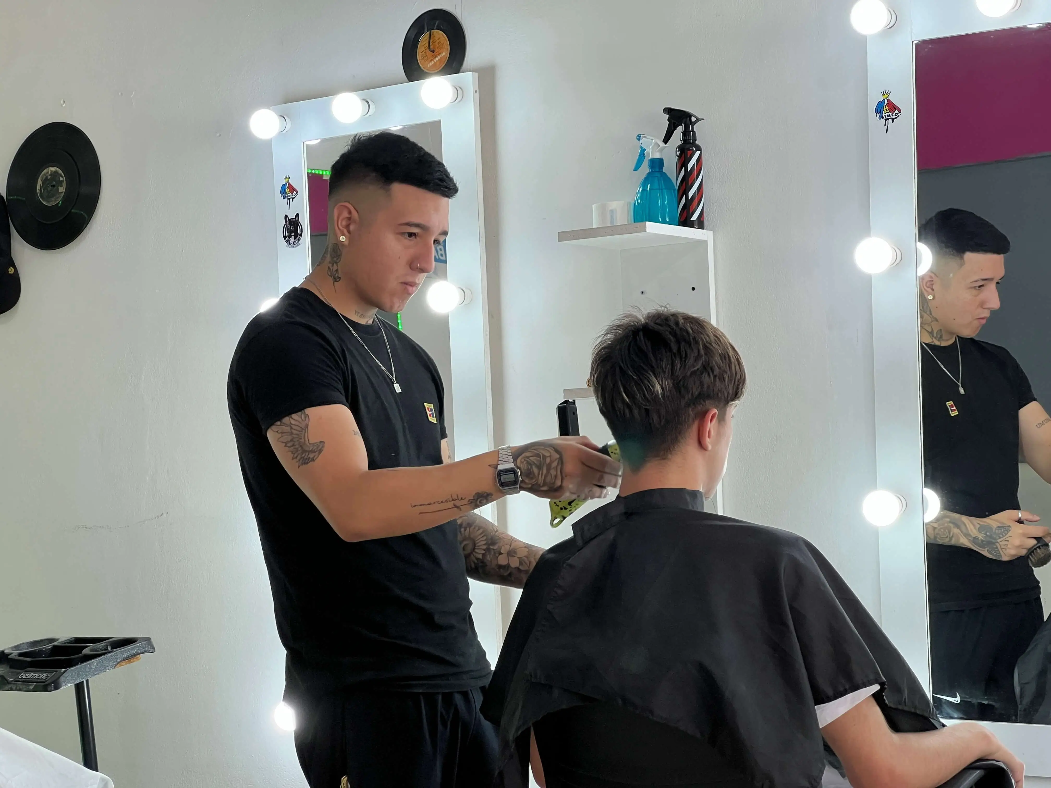 barbero cortando el pelo a cliente